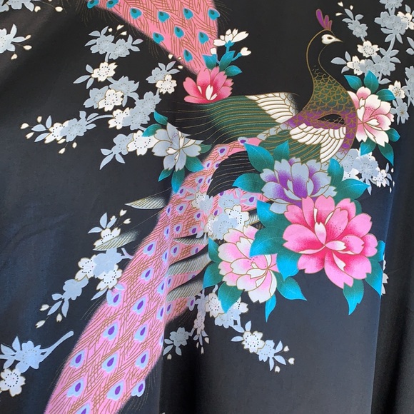 Sam Well satiny bathrobe with peacock print on black background short sleeve - Picture 2 of 6